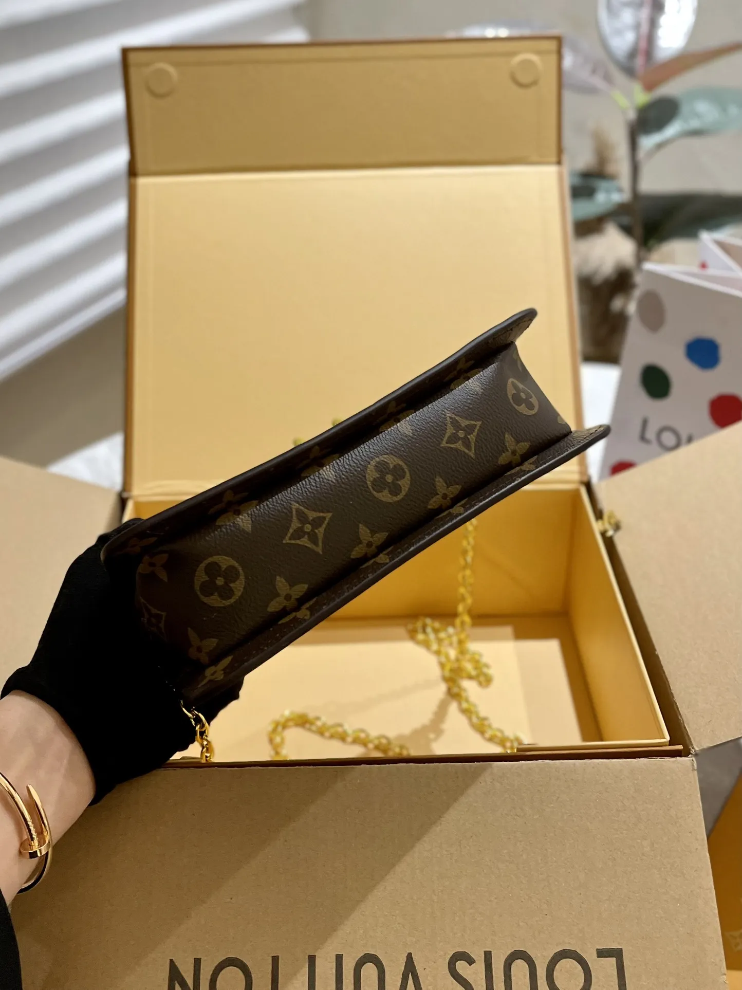🐆p135 折叠礼盒 Lv Wallet On Chain Metis 梅蒂斯钱包链上是由颗粒蒙太尼皮革, 这是压花路易威登的签名单图图案。这个时尚的包有, 个梯形的形状和一 - 个前辦是固定S锁扣,参照众议院的 历史干线。它的特点是一个可移动的链交叉体磨损。 22x15x5.5cm