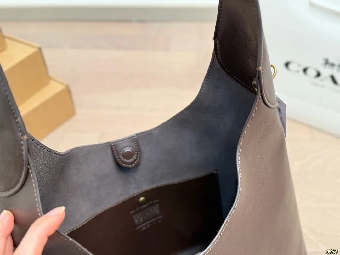 ¥210/¥180/¥170飞机盒 蔻驰Coach托特包 颜色搭配很有复古的感觉 高级又不失优雅 超有氛围感 通勤 休闲 约会通通可搭 尺寸:38 32/27 21/22 13