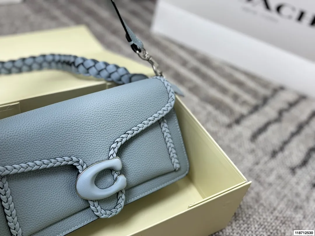 P170 蔻驰COACH Tabby编织酒神包 设计真的是开挂了上身效果绝美 一年四季搭配绝绝子 尺寸26&times;15配盒