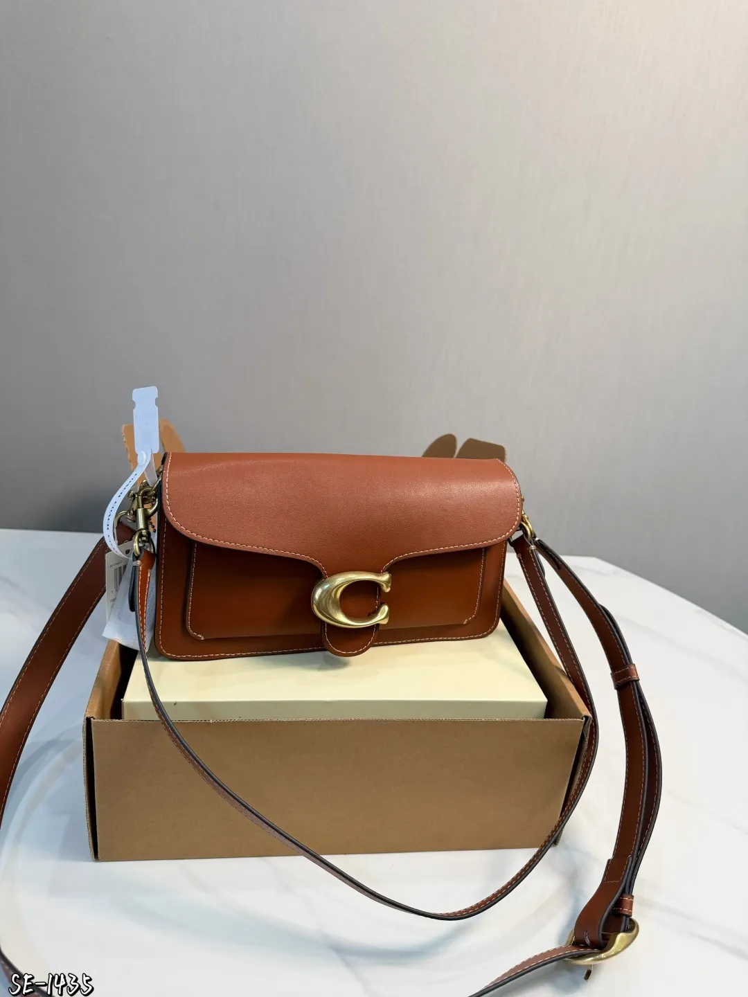 ❤️p195❤️ Coach Tabby 26酒神包 Coach Tabby 26酒神包,选用柔软颗粒牛皮,手感细腻耐用,焦糖棕色搭配复古金属C扣,简约又大气艹。26x15x7.5cm26x15x7.5cm,内部夹层+拉链小袋,收纳超方便!肩带可调节,腋下、单肩、斜挎都OK,通勤约会都能轻松驾驭~焦糖棕色百搭耐看,秋冬穿搭必备,复古优雅 气质满你可