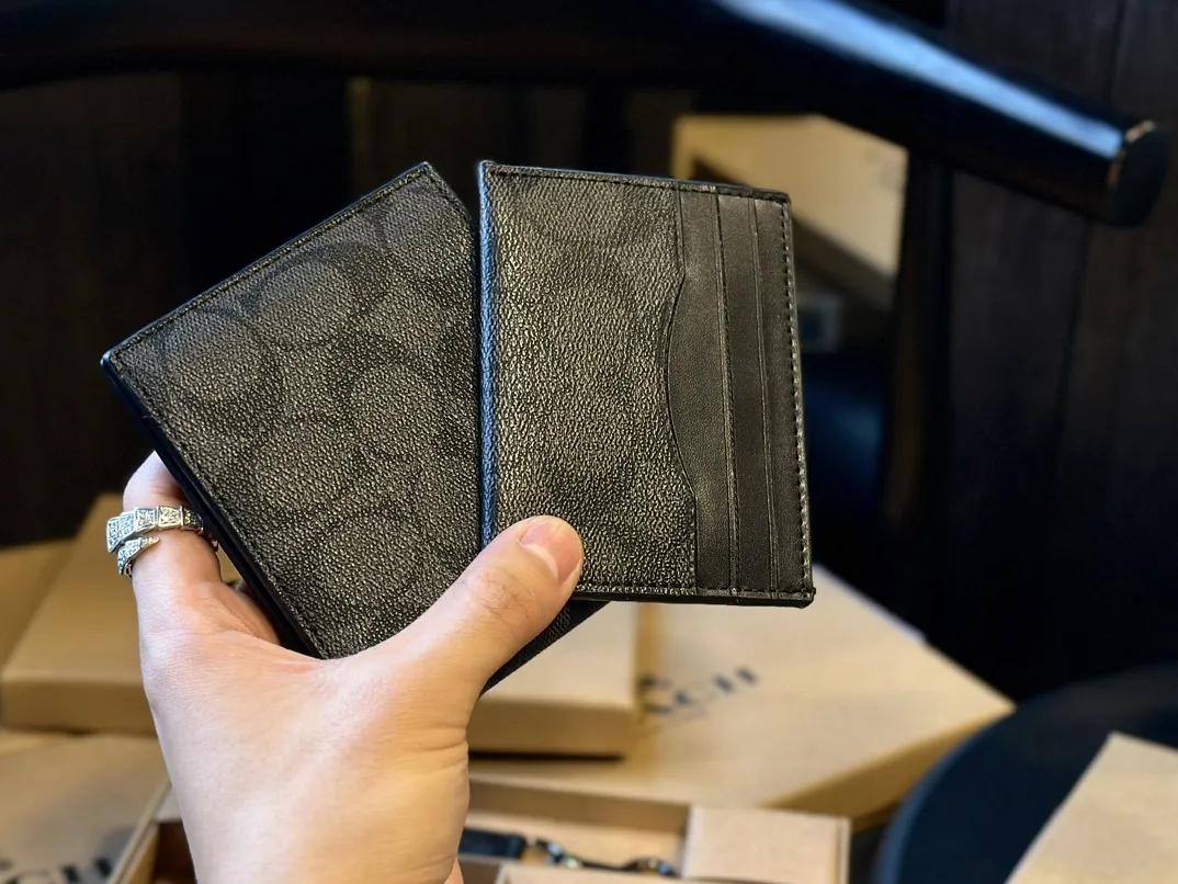 福利🐆p70 礼盒包装 Coach 高级男士钱包超级礼盒 钱夹+卡包+钥匙扣 男士钱包我一直喜欢的就是 Coach,因为它的辨识度高而且做工值得信任。而且设计简约,真皮抗磨耐用,送朋友、男友 首选