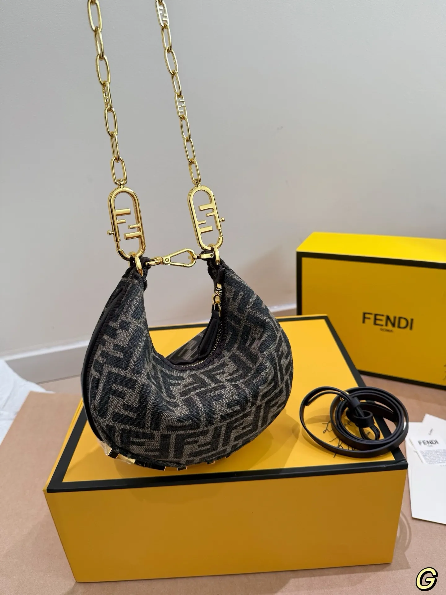 P210 Fendi 芬迪月牙包 ff logo来喽[飞吻R] 百搭不过时，超级出片的款[萌萌哒R] 老花真的爱不释手，出游出片必备 尺寸21.14 配礼盒🎁