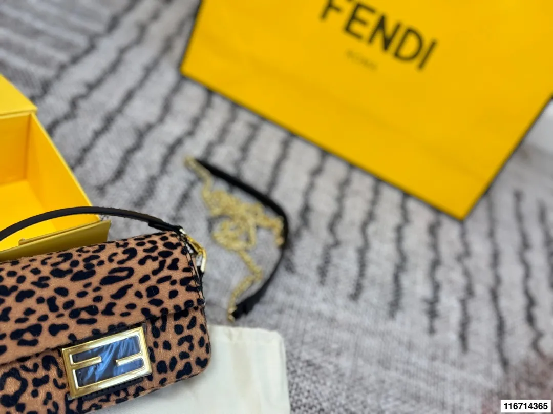 p155 配折叠盒子 芬迪麻将包腋下包复古气息满满，小巧精致不会有邋遢感，各种材质任你挑选，好看时髦同时又拥有着实用的超大内容量，绝对是冬天出门的包包第一选择！尺寸：17 13