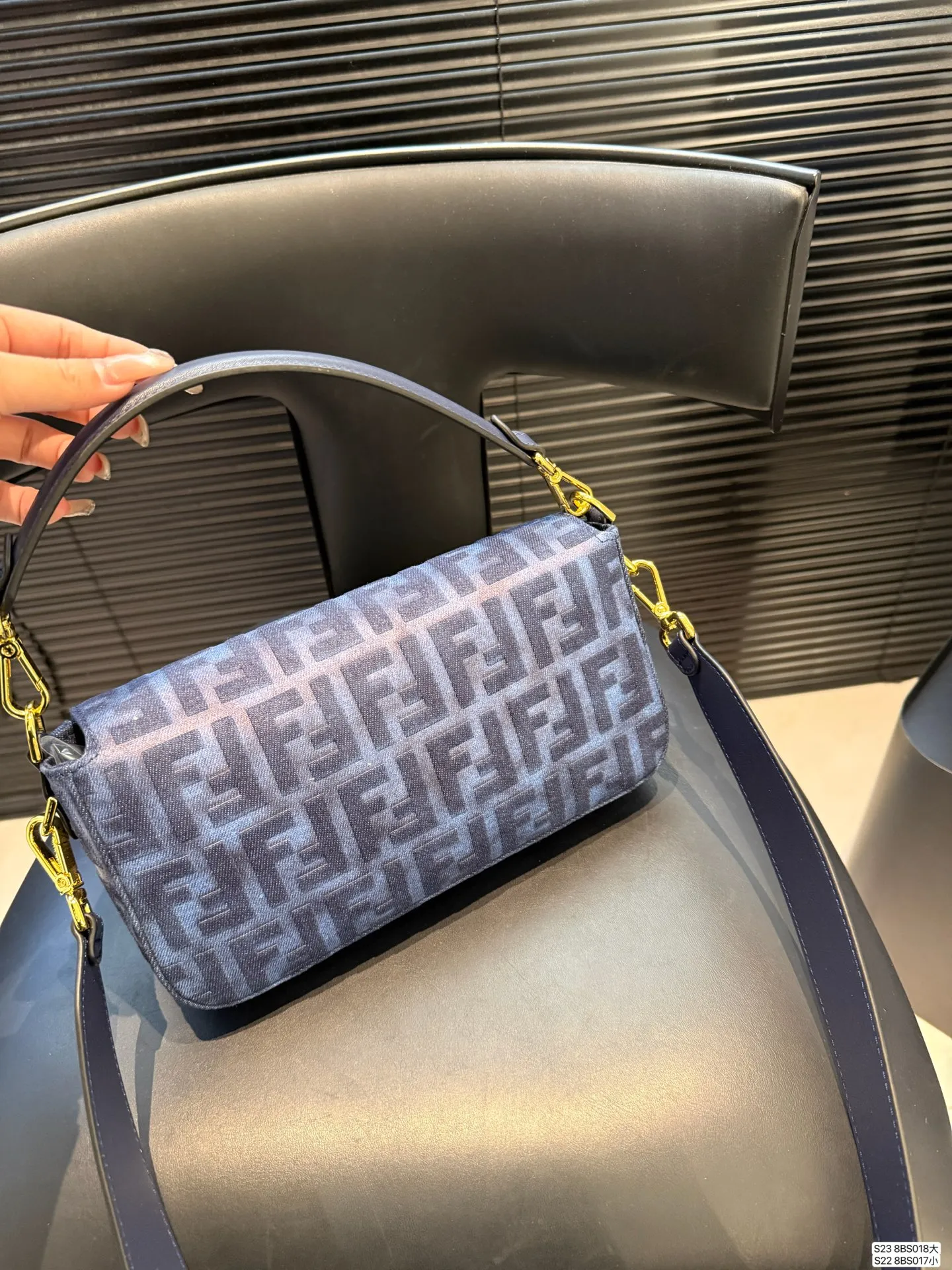 大号P165 小号P160 芬迪腋下包复古气息满满,小巧精致不会有邋遢感,各种材质任你挑选,好看时髦同时又拥有着实用的超大内容量,绝对是冬天出门的包包第一选择!尺寸:大26 14 小20 11货号大8BS018 小8BS017