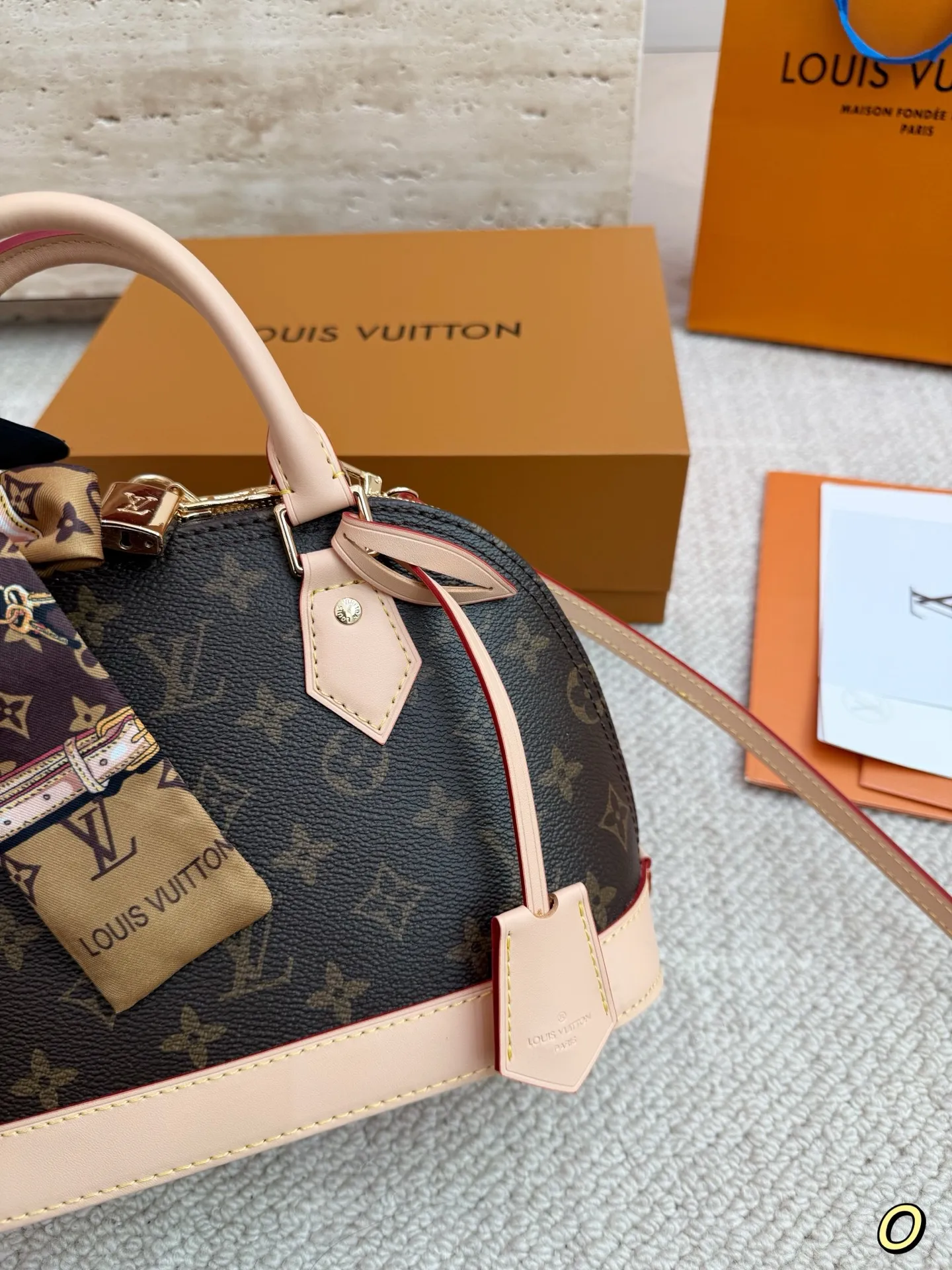 P165 变码芯片 Lv 路易威登 ｜alma bb印花牛皮贝壳包 原版高品质 包包这款Retiro 手袋以标志性的老花面料制成 经典永恒。优雅低调的外形设计和宽敞的包身更加入了实用性。使用说明：-变色牛皮饰边，闪亮的纯钢金色五金配件- 可调节肩带，配有树糕皮的肩垫，拉链闭合。- 超细纤维内衬 尺寸 24 18cm