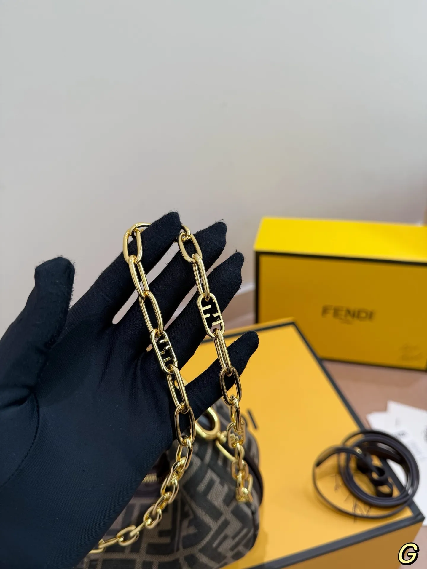 P210 Fendi 芬迪月牙包 ff logo来喽[飞吻R] 百搭不过时，超级出片的款[萌萌哒R] 老花真的爱不释手，出游出片必备 尺寸21.14 配礼盒🎁