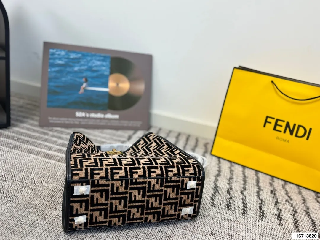 P180 芬迪手袋 明暗错落，时光流转。由KimJones打造的FENDI 重温Fendi家族的往昔回忆，演绎刚柔并蓄的时装巧思。FENDI芬迪 秋冬穿搭 尺寸29.26