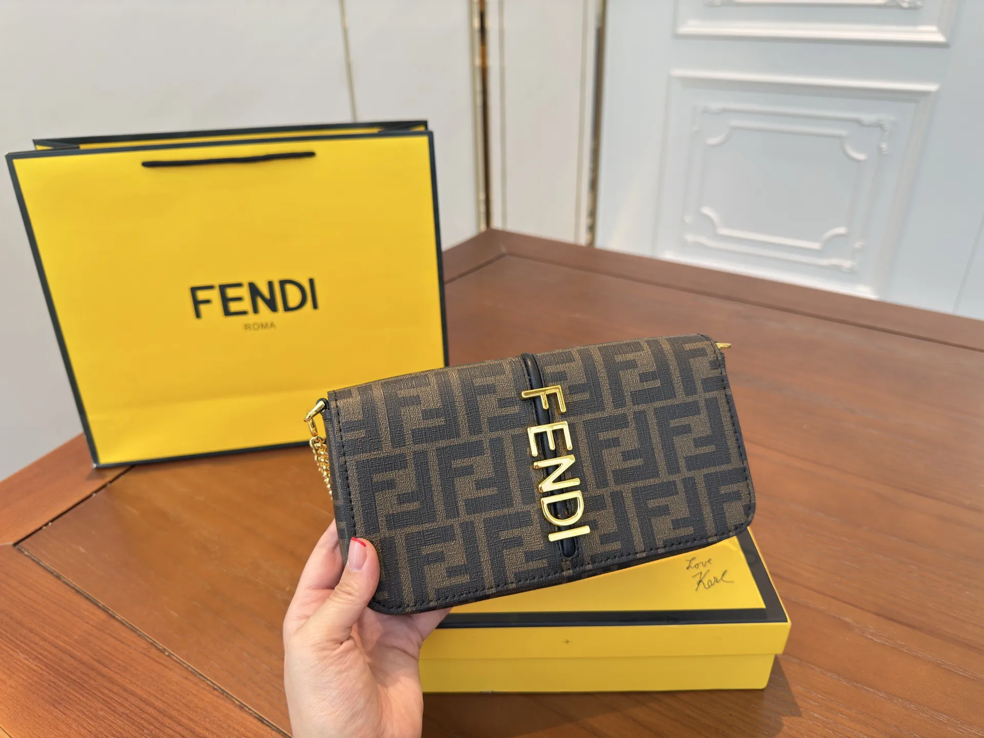 （配礼盒⚠️）p150 Fendi芬迪链条包 到手很惊艳的一款。兼具时髦和实用性 包身硬挺，装很多东西也不会像法棍- -样变形自带拉链，也没有丢东西的烦恼 小众款价位也很合适， 喜欢芬迪FENDI的姐妹不妨看看这款 尺寸：21 12