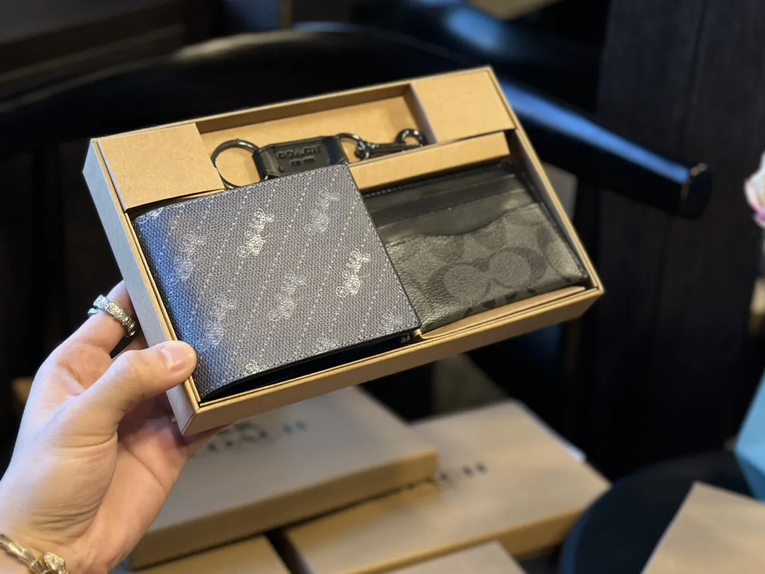 福利🐆p70 礼盒包装 Coach 高级男士钱包超级礼盒 钱夹+卡包+钥匙扣 男士钱包我一直喜欢的就是 Coach，因为它的辨识度高而且做工值得信任。而且设计简约，真皮抗磨耐用，送朋友、男友 首选