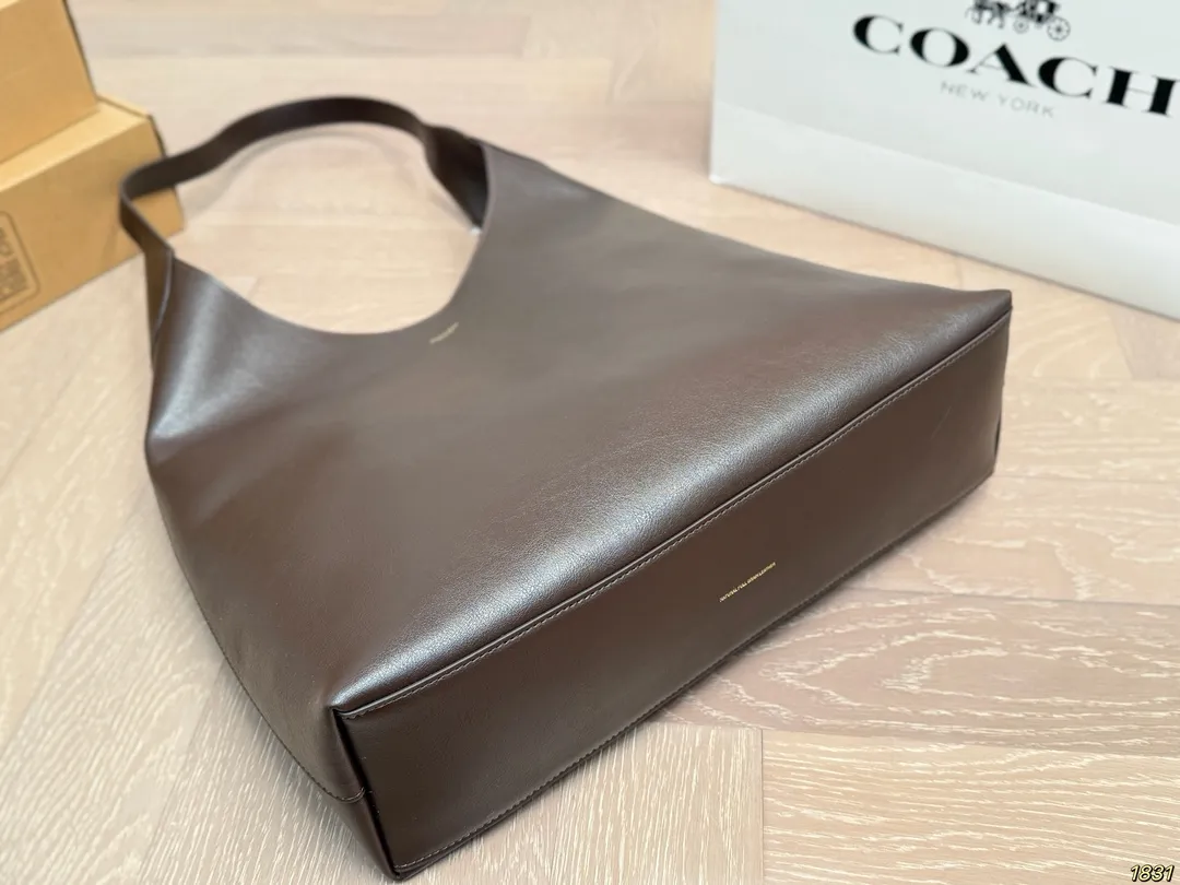 &yen;210/&yen;180/&yen;170飞机盒 蔻驰Coach托特包 颜色搭配很有复古的感觉 高级又不失优雅 超有氛围感 通勤 休闲 约会通通可搭 尺寸：38 32/27 21/22 13