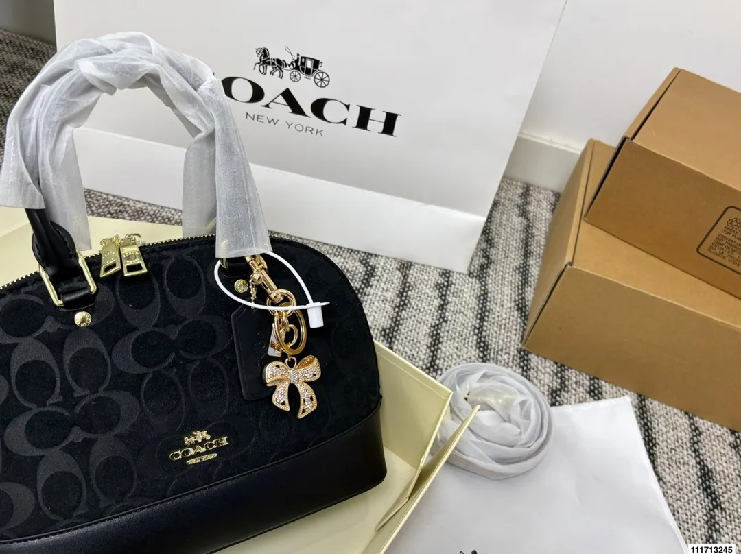 p145 配礼盒 尺寸25.20 蔻驰🌂专柜最新限量推出💫 蔻驰经典贝壳包‼️超级实用 高品质 原版五金 ‼️完美设计 版型超正💫经典的设计理念让你与众不同，回头率超高