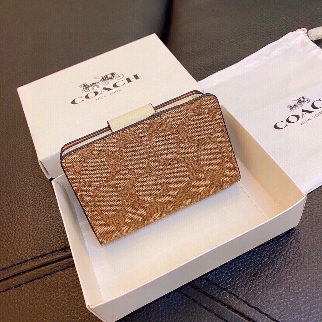 P110🎀🎀颜色 配色🎀尺寸 14x9🎀✨代购级别,越南制造,coach短款钱包此款钱包小巧精致可爱💓非常实用,内部多层卡位槽,可以平铺人民币 现货发售