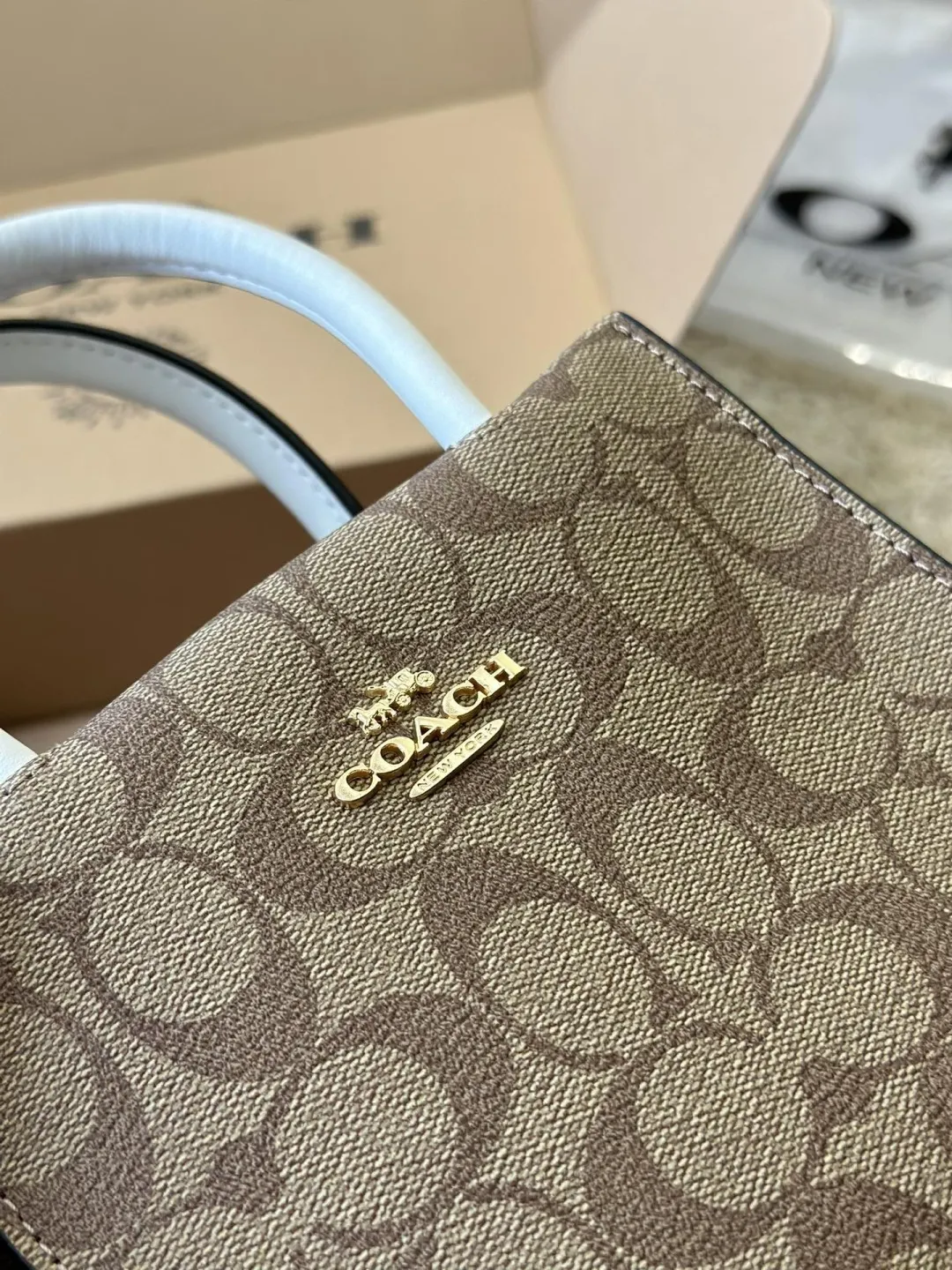 复刻版 牛皮 p160 COACH |琴谱包 Minically Minically 真的是好看又平价的琴谱包！妥妥的 Celine 平替 有多火也不想再多过赘述 这个最经典的卡其logo居然很少人po图！!！ 颜值真的很高呀 感觉这个颜色会比深色来说，各个季节都适合，又抗造又百搭 手提，斜背都挺好看的，容量也是可以放下手机，钱包 充电宝的 Q蔻驰 COACH 蔻驰女包 CALLY系列 单肩包手拎包斜挎包 尺寸16.5 17cm