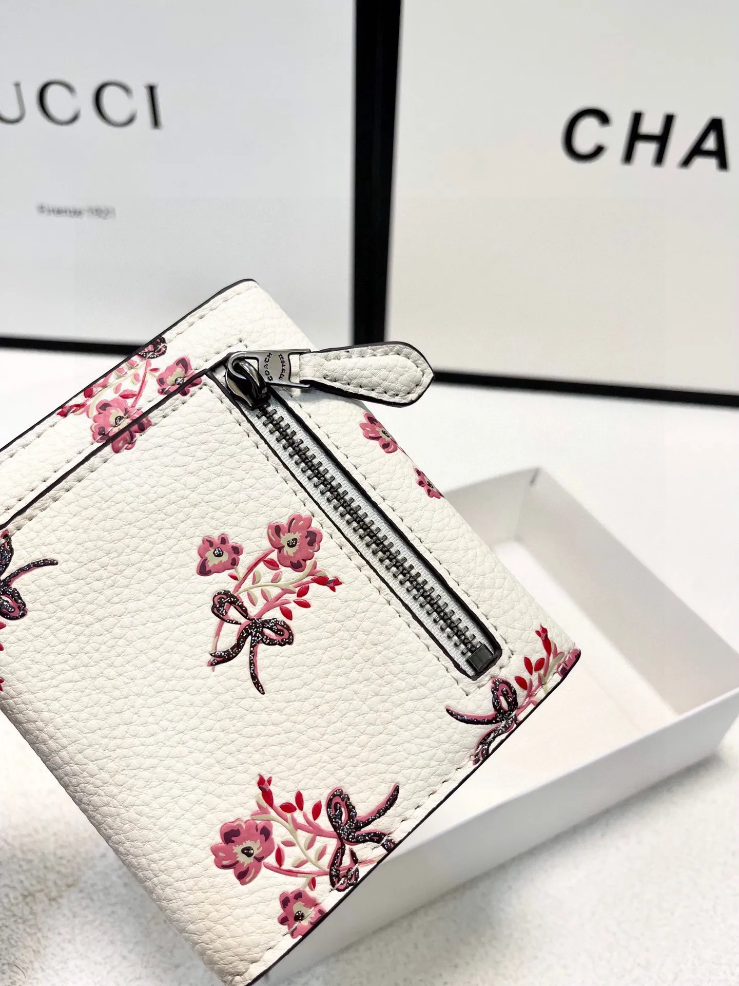 P105🎀🎀颜色 印花🎀尺寸 11x10🎀蔻驰专柜爆款👍原版牛皮三折短款钱包🔥精美设计手感一流美妞必备实物超级美🆕❤️