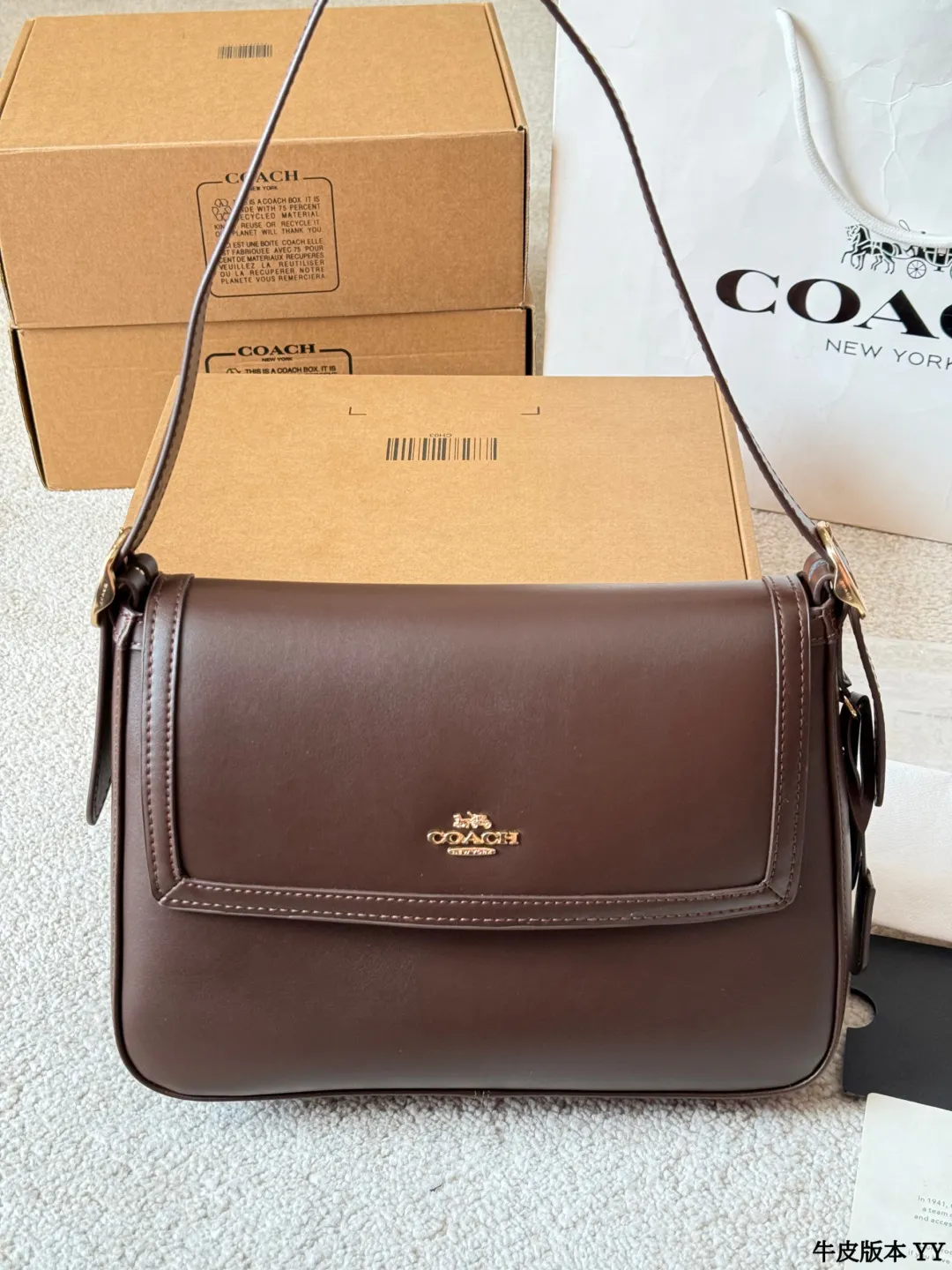 牛皮版本 p195 蔻驰 Etta 系列翻盖包 COACH Etta系列大号翻盖包，采用光滑牛皮革，栗子可可棕色超有秋冬氛围感！正面C字旋锁扣+金色五金，简约又精致&lsquo;。肩带可调节，单肩or斜挎都OK，通勤、约会都能轻松驾驭~ 尺寸 28 20cm