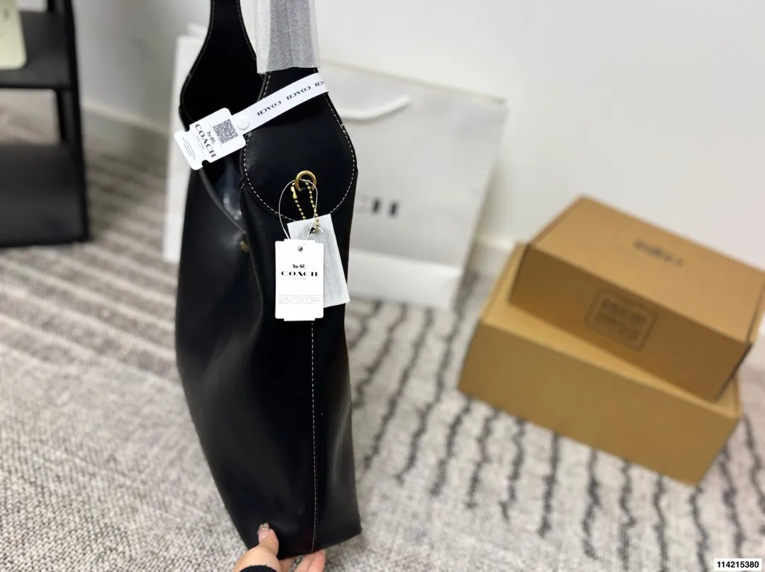 p150 礼盒包装 尺寸34.25/28.21/23.14 蔻驰 Coach 来活啦10月新款 Brooklyn28 Coach新品10月新品，复古潮流风再度来袭 1.肩带可调节长度，足够的腋下肩带，轻松打造腋下包型。 2.轻盈的黄铜配件点缀，尽显低调优雅。 真皮包边，高品质高手艺。 包型轻巧，容量超级可。 通勤，日常都可。简约线条，复古风潮。姐妹们快来get起来吧