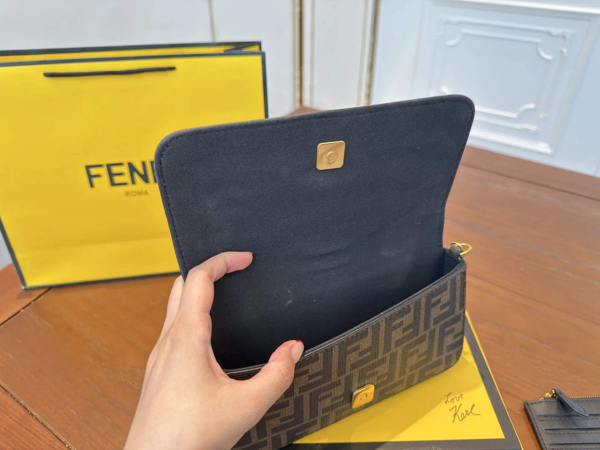 （配礼盒⚠️）p150 Fendi芬迪链条包 到手很惊艳的一款。兼具时髦和实用性 包身硬挺，装很多东西也不会像法棍- -样变形自带拉链，也没有丢东西的烦恼 小众款价位也很合适， 喜欢芬迪FENDI的姐妹不妨看看这款 尺寸：21 12