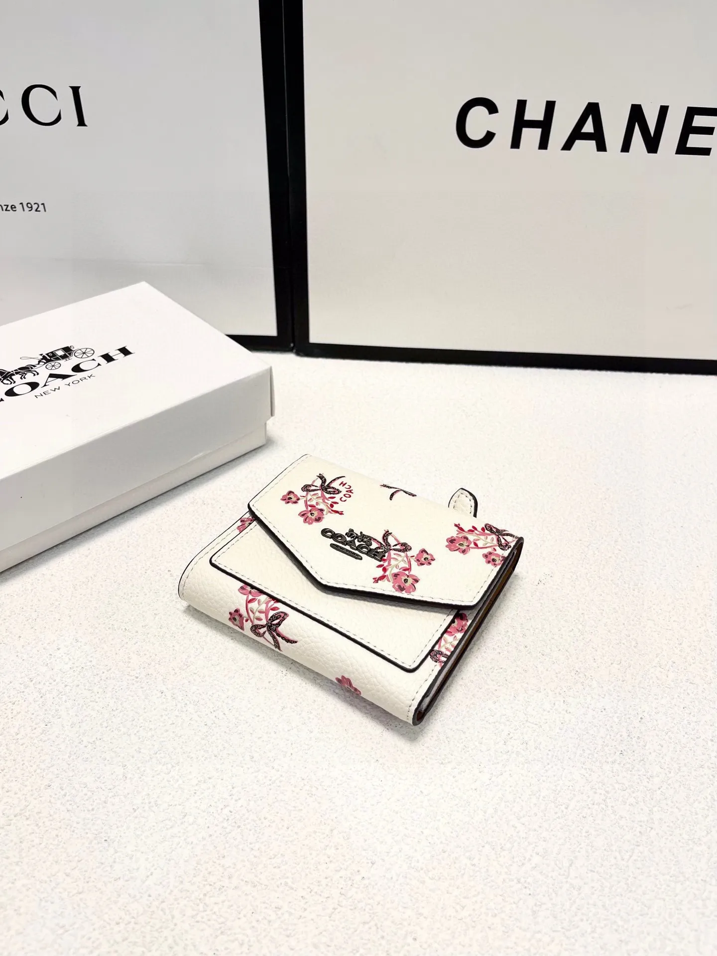 P105🎀🎀颜色 印花🎀尺寸 11x10🎀蔻驰专柜爆款👍原版牛皮三折短款钱包🔥精美设计手感一流美妞必备实物超级美🆕❤️