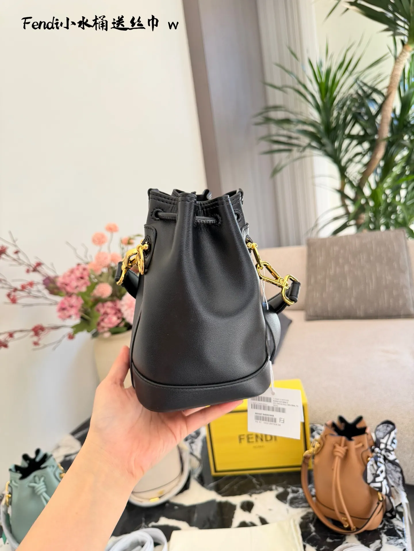 Fendi黑色小水桶包​​p170 🖤Fendi黑色小水桶包，选用优质牛皮，手感细腻耐用，搭配古金色金属配件，低调又奢华✨。抽绳开合设计，安全又方便，尺寸约15&times;20日常通勤或出行都很适合。肩带可调节，手提、单肩、斜挎随心切换，内部空间能装手机、化妆品等日常小物，实用又时髦💼。意大利制造，工艺精湛，是Fendi经典系列，时尚爱好者必入！配盒子丝巾