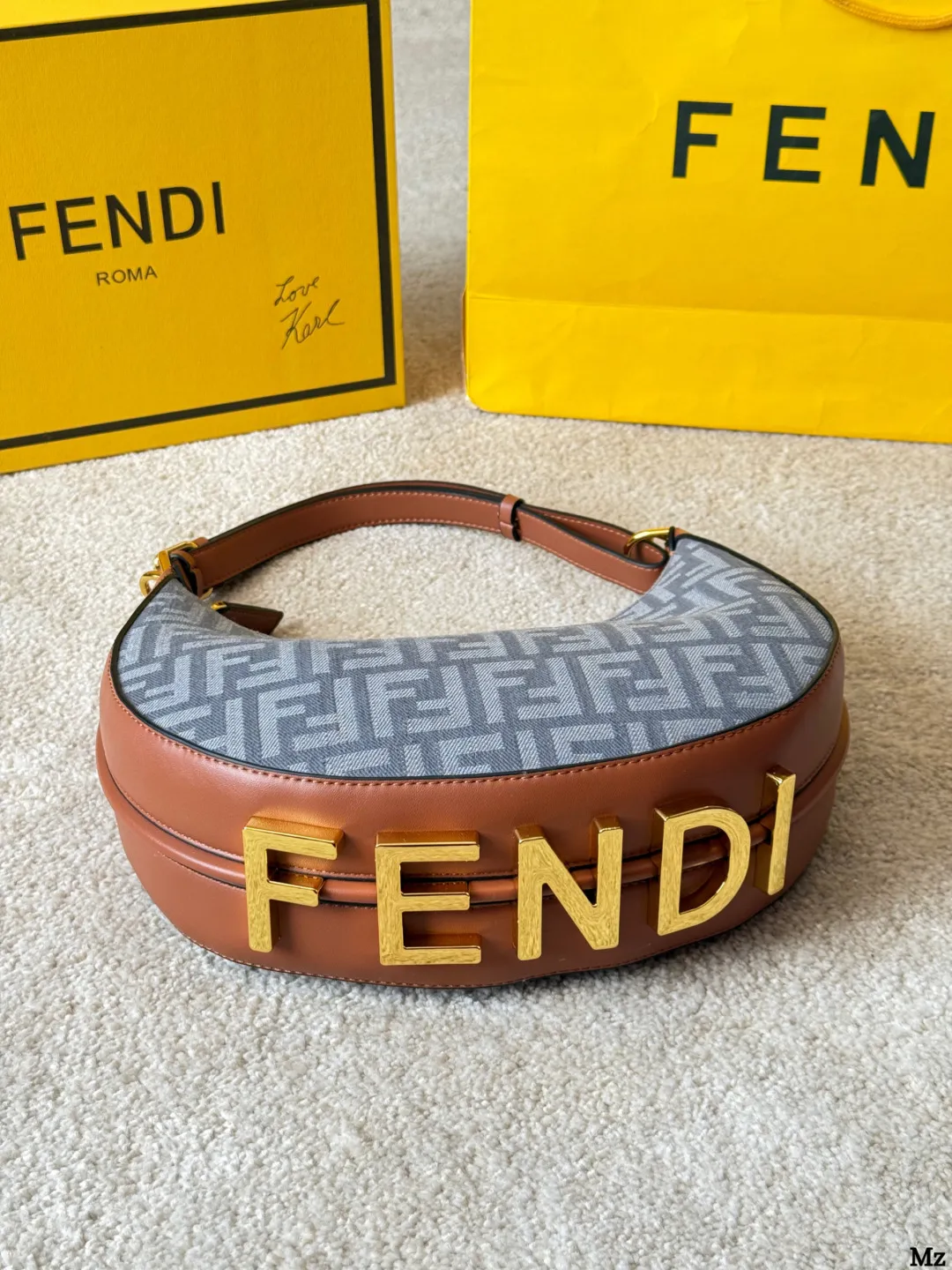 原版布p175 Fendi 2025 Fendigraphy半月 包J @FENDI 2022春夏季全新Fendigraphy手袋的来 咯! !圖期待已久~秀上就相中了这款回回画 猛的一看像饺子乍一看又像月牙。) hhh~ ◆这一系列包 以圆润流畅的半月包为基础▼ 包底装饰大号「FENDI」 金属徽标作为点缀+ 展现Fendi独到利落现代美学，属于越看越耐看型间推出拼接皮革、纯色小牛皮等不同款式，配有可调节手柄设计，可手提或作为腋下包背携1 ◆同系列还有更小只的手腕包，别有一番风味(图2)人人都能拍出时尚大片@回@@ 主要是抵挡不住马卡龙色系的诱惑 太春天、太阳光章、太治愈了通感 凹造型神器，张张是大片酒酒道 全新尺寸NEW ( 价格也很美丽国) 手腕包Size: 中号 30 16cm