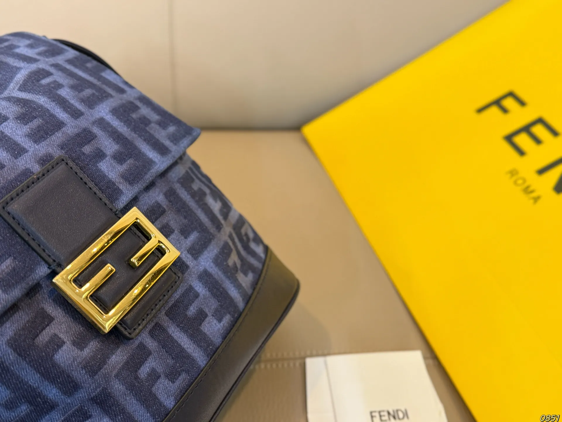 ¥180 芬迪FENDI 双肩包 太好看啦 复古时髦又大气 不仅百搭实用性也高 出门可以解放双手了 尺寸22 24