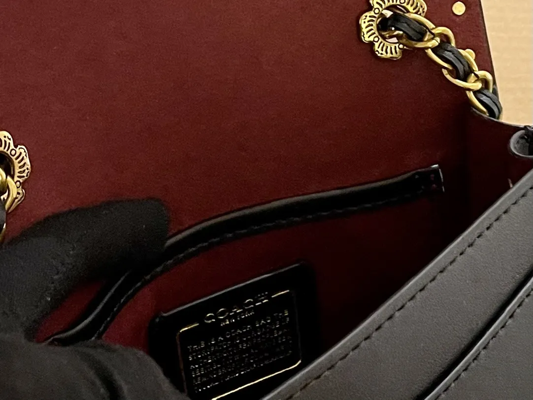 原单牛皮🐆p180 折叠礼盒 官网飞机箱 保养卡 全套包装 Coach Parker18 是现代和经典的完美碰撞，翻盖上山茶花的造型，既高 雅又特别，多个隔层非常实用，拼色设计，复古时髦，柔软舒适，质感一流 优雅不浮夸，精致也不挑年龄 Parker18小号温柔少女配色 属于耐看型的首选系列。简直了！ 又相当百搭，简直不要太美。18cm