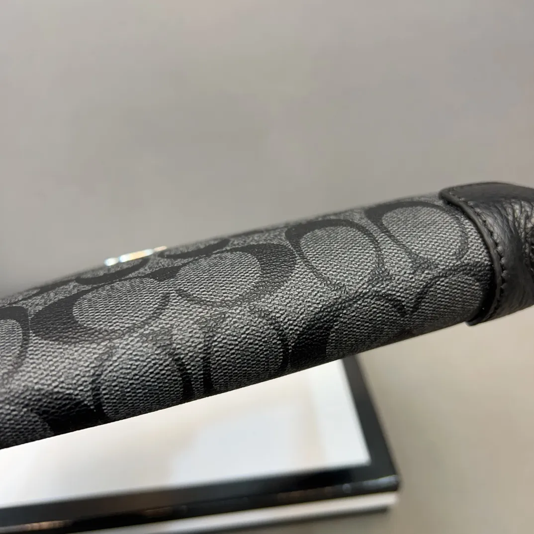 P100 Coach 蔻驰 印花小牛皮手拿包 卡包钱包多功能男包 采用精湛镶嵌细工，实物拍摄 原厂原版面料 配送礼盒 26 x 16 cm。