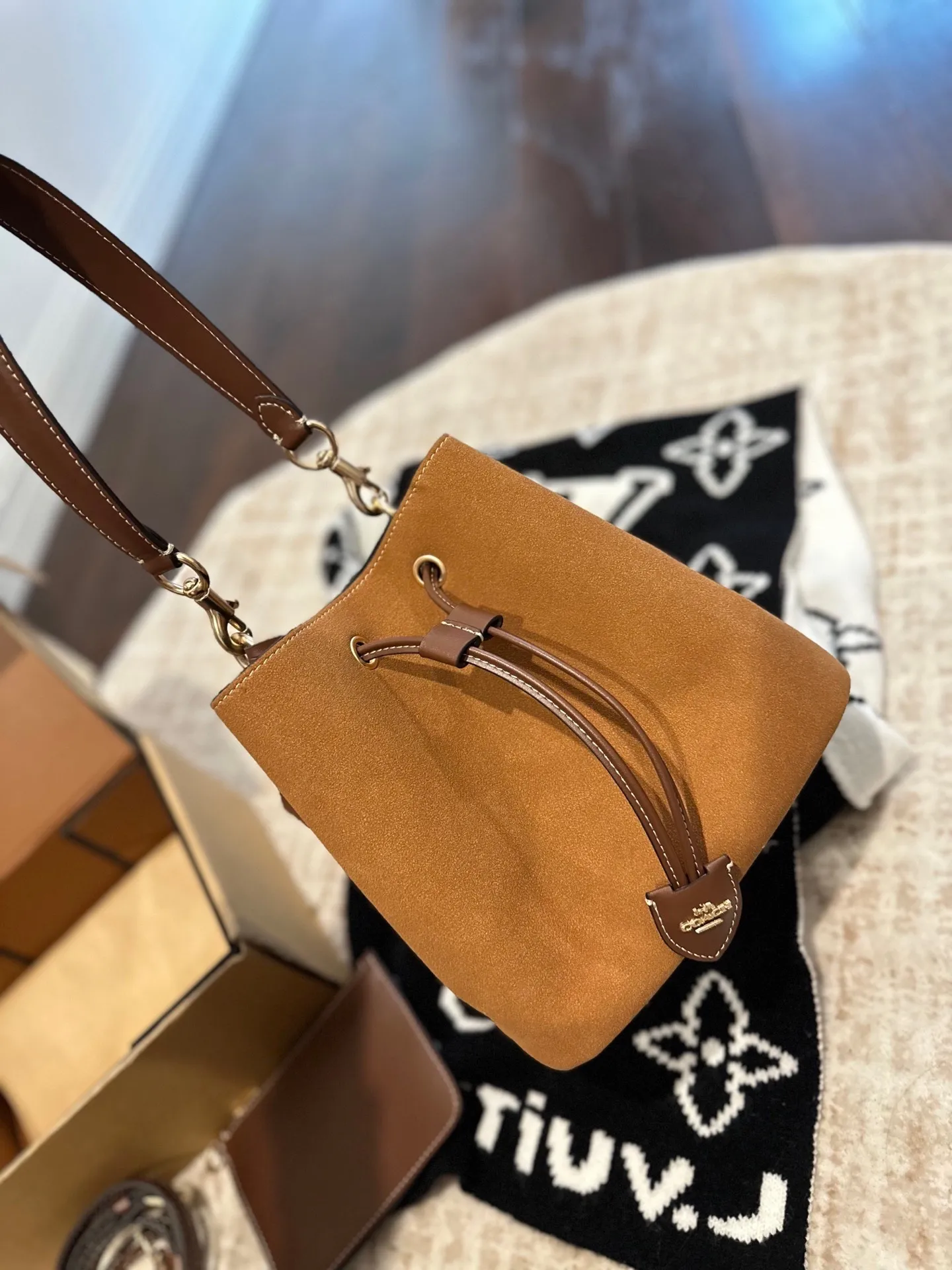 p185 礼盒包装 Coach新品水桶是不是很戳心巴推荐理由 V两条肩带手提/腋下/斜挎任意切换 尺寸25 23cm高轻便又很实用 浅奶茶新色秋日第一抹温柔