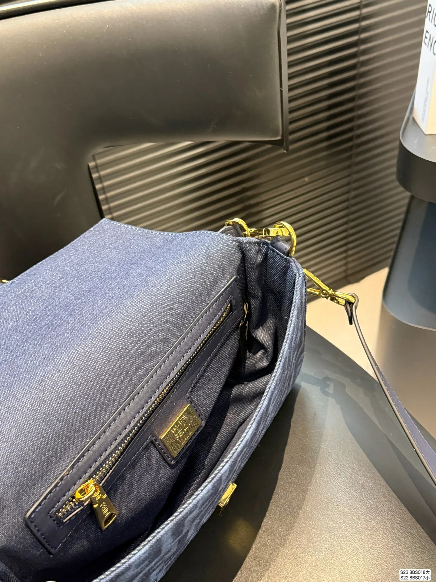 大号P165 小号P160 芬迪腋下包复古气息满满,小巧精致不会有邋遢感,各种材质任你挑选,好看时髦同时又拥有着实用的超大内容量,绝对是冬天出门的包包第一选择!尺寸:大26 14 小20 11货号大8BS018 小8BS017