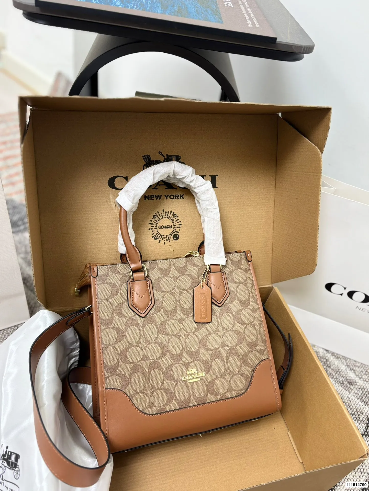 P190配飞机盒⚠️尺寸26.5*25 COACH 蔻驰 拼皮托特包 经典老花PVC帆布＋牛皮拼接，耐用易清洁又时髦。 容量超大，手机、化妆品、iad都能轻松装下！可拆卸肩带，手提、单肩、斜挎随心切换，通勤休闲都很百搭~拼色设计简约又有亮点，秋冬穿搭必备