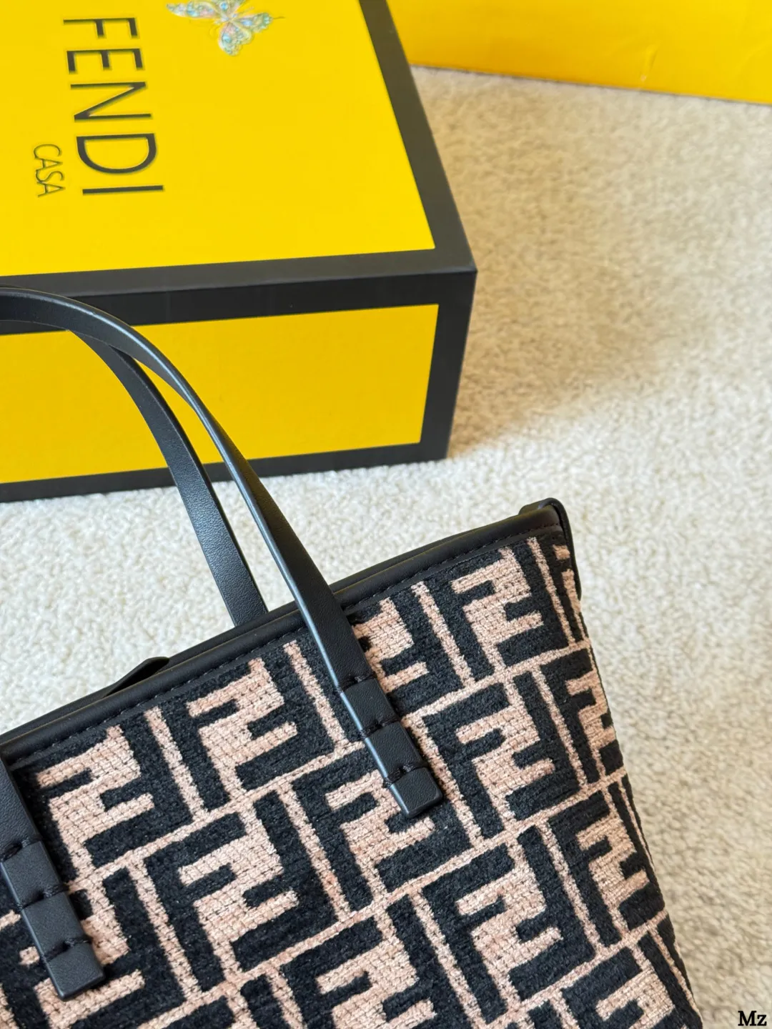 牛皮版本 p155 Fendi 老花Roll 迷你菜篮子 新款的老花 Roll迷你菜篮子，深咖色小牛皮配老花宇母 带点复古感的时尚，自带的小牛皮长肩带可以自由拆 卸，能斜挎也能手拎，容量也是杠杠的，可爱俏皮又实 用！ 尺寸：18 13cm