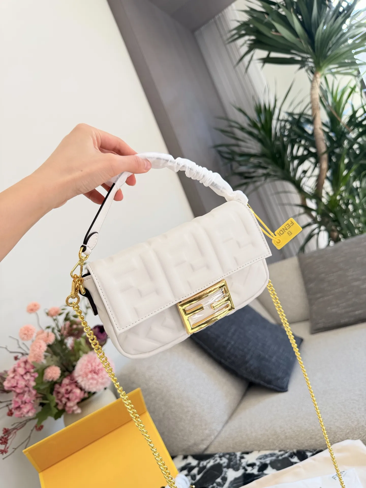 芬迪法棍包p180p190 这是芬迪(Fendi) 品牌的Baguette法棍包， 以其独特的长方形设计和FF压花图案闻名。这款包由Silvia Venturini Fendi于1997年设计，灵感来源于法国人夹着法棍面包回家的样子。包包采用柔软的羊皮材质，配有可拆卸的肩带和手提带，适合多种背法。 养护方面，建议使用柔软的布料轻轻擦拭表面灰尘，避免长时间暴露在阳光下，以防褪色。存放时最好放入防尘袋中，保持干燥通风环境，延长使用寿命。 20cm26cm