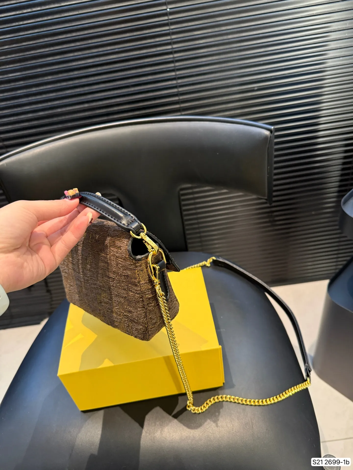 P155配折叠盒子 芬迪麻将包腋下包复古气息满满，小巧精致不会有邋遢感，各种材质任你挑选，好看时髦同时又拥有着实用的超大内容量，绝对是冬天出门的包包第一选择！尺寸：17 12 货号2699-1