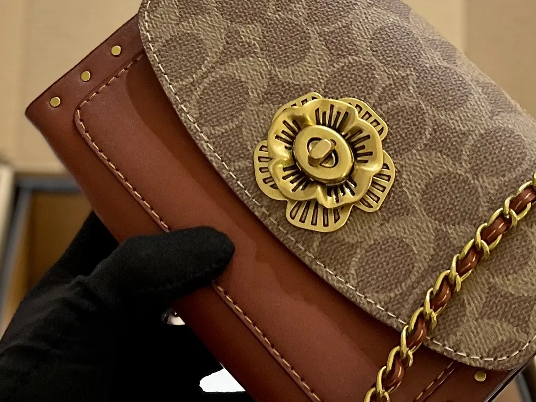 原单牛皮🐆p180 折叠礼盒 官网飞机箱 保养卡 全套包装 Coach Parker18 是现代和经典的完美碰撞，翻盖上山茶花的造型，既高 雅又特别，多个隔层非常实用，拼色设计，复古时髦，柔软舒适，质感一流 优雅不浮夸，精致也不挑年龄 Parker18小号温柔少女配色 属于耐看型的首选系列。简直了！ 又相当百搭，简直不要太美。18cm