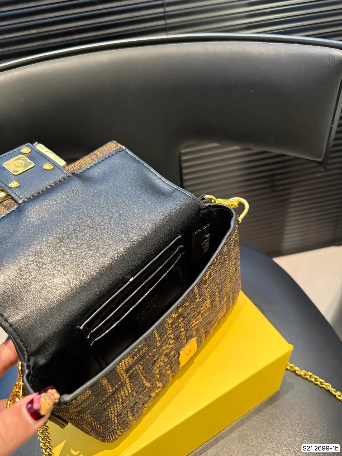 P155配折叠盒子 芬迪麻将包腋下包复古气息满满，小巧精致不会有邋遢感，各种材质任你挑选，好看时髦同时又拥有着实用的超大内容量，绝对是冬天出门的包包第一选择！尺寸：17 12 货号2699-1