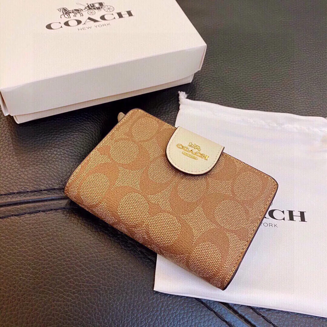 P110🎀🎀颜色 配色🎀尺寸 14x9🎀✨代购级别，越南制造，coach短款钱包此款钱包小巧精致可爱💓非常实用，内部多层卡位槽，可以平铺人民币 现货发售