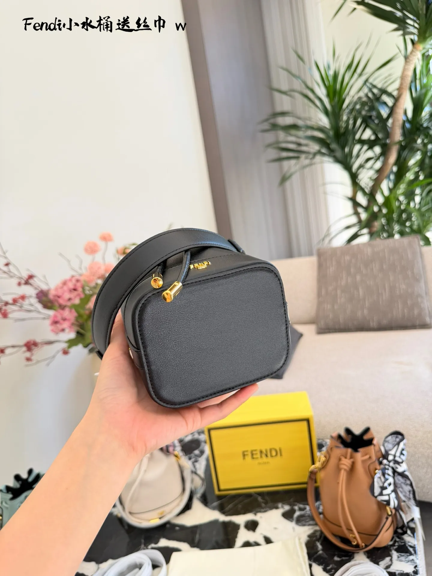Fendi黑色小水桶包p170 🖤Fendi黑色小水桶包,选用优质牛皮,手感细腻耐用,搭配古金色金属配件,低调又奢华✨。抽绳开合设计,安全又方便,尺寸约15×20日常通勤或出行都很适合。肩带可调节,手提、单肩、斜挎随心切换,内部空间能装手机、化妆品等日常小物,实用又时髦💼。意大利制造,工艺精湛,是Fendi经典系列,时尚爱好者必入!配盒子丝巾