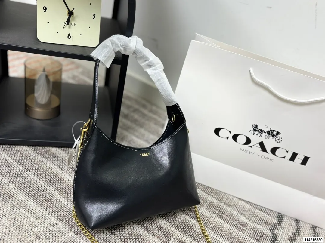 p150 礼盒包装 尺寸34.25/28.21/23.14 蔻驰 Coach 来活啦10月新款 Brooklyn28 Coach新品10月新品,复古潮流风再度来袭 1.肩带可调节长度,足够的腋下肩带,轻松打造腋下包型。 2.轻盈的黄铜配件点缀,尽显低调优雅。 真皮包边,高品质高手艺。 包型轻巧,容量超级可。 通勤,日常都可。简约线条,复古风潮。姐妹们快来get起来吧