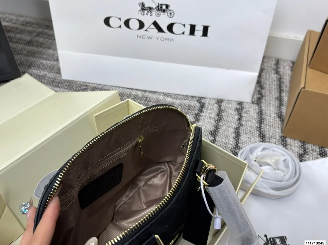 p145 配礼盒 尺寸25.20 蔻驰🌂专柜最新限量推出💫 蔻驰经典贝壳包‼️超级实用 高品质 原版五金 ‼️完美设计 版型超正💫经典的设计理念让你与众不同，回头率超高