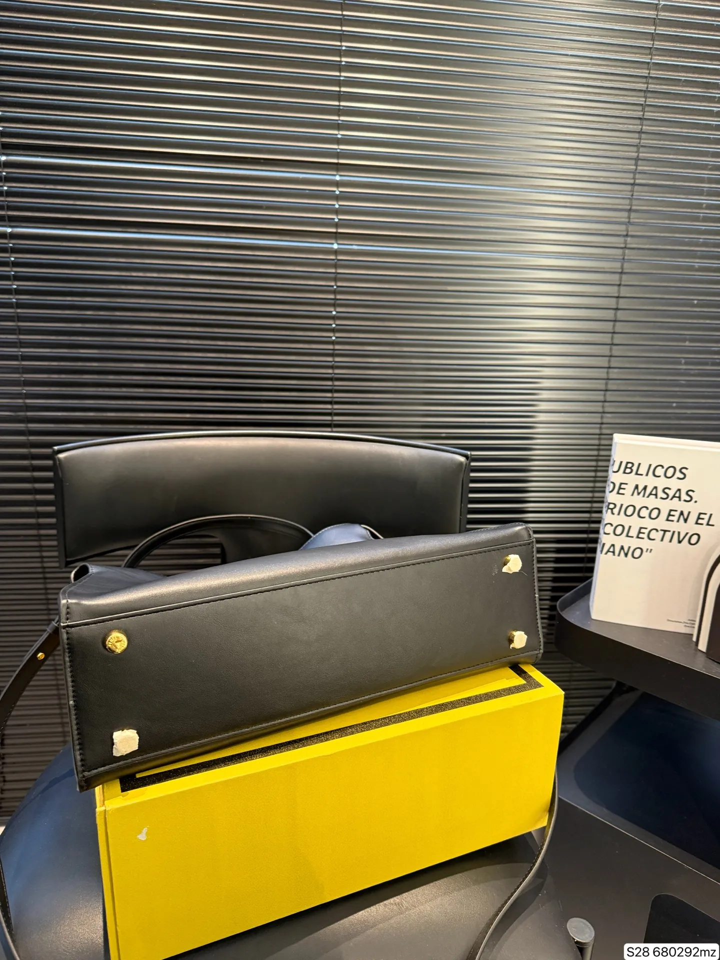 P190 配折叠盒 芬迪fendi中古手提包👜 今年芬迪家的老花也是没有消停过,从围巾到包款,都是人气爆款没错了,新品手提包融入了复古潮流,有点中古的感觉,随便手提都特别有时髦feel了长肩带,这一只你想怎么凹造型都妥妥稳住! 尺寸35 25货号680292