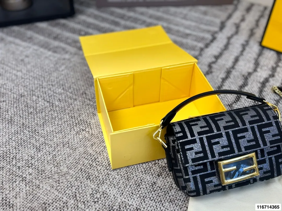 p155 配折叠盒子 芬迪麻将包腋下包复古气息满满，小巧精致不会有邋遢感，各种材质任你挑选，好看时髦同时又拥有着实用的超大内容量，绝对是冬天出门的包包第一选择！尺寸：17 13