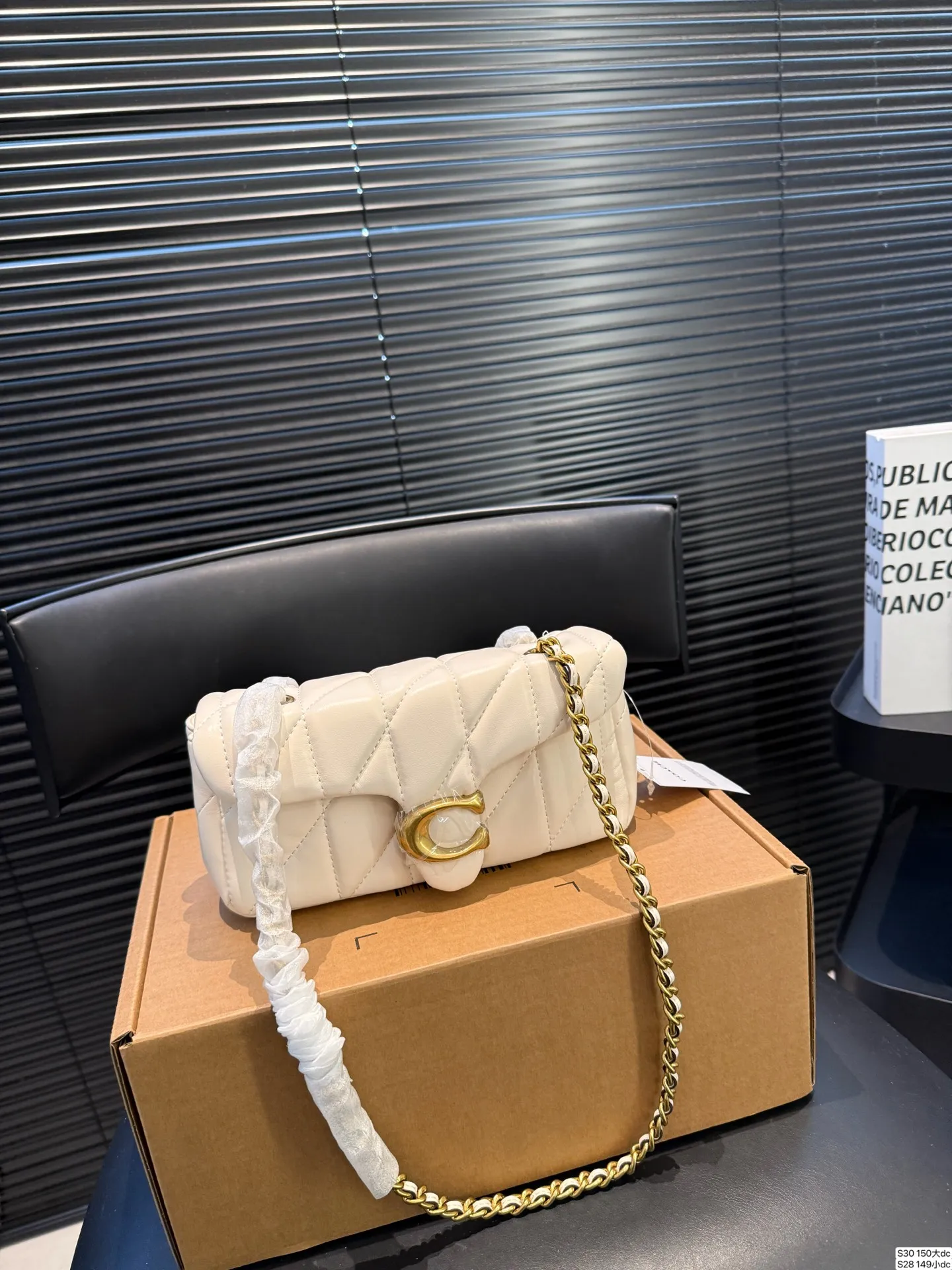 大P200 小P190 配飞机盒 百搭神器—tabby 蔻驰酒神新品 Quilted Tabby 链条版Tabby 这你能忍住?? 满满的小细节… 尺寸大号 26 13 小号20 10 货号大150 小149