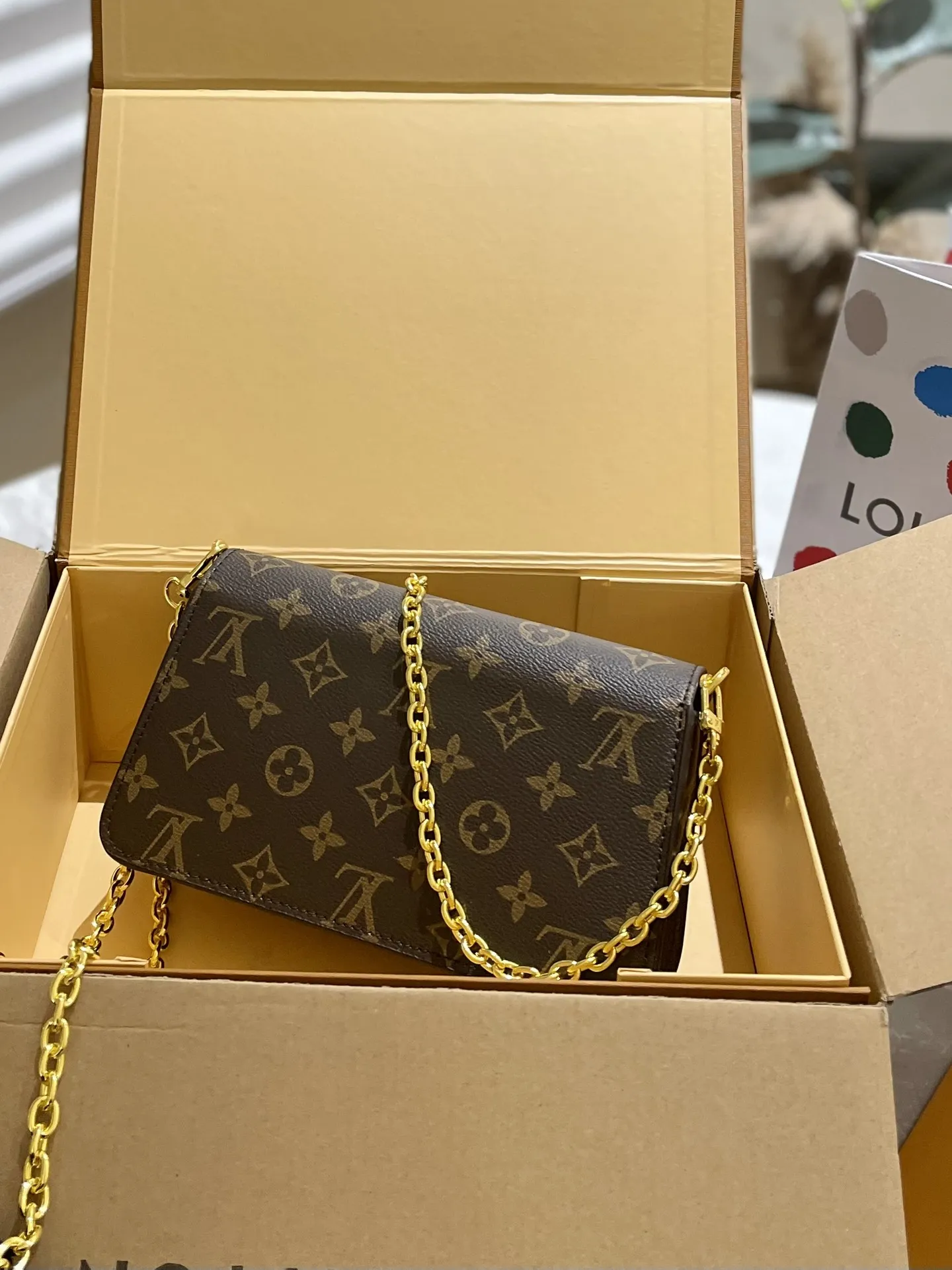 🐆p135 折叠礼盒 Lv Wallet On Chain Metis 梅蒂斯钱包链上是由颗粒蒙太尼皮革， 这是压花路易威登的签名单图图案。这个时尚的包有， 个梯形的形状和一 - 个前辦是固定S锁扣，参照众议院的 历史干线。它的特点是一个可移动的链交叉体磨损。 22x15x5.5cm