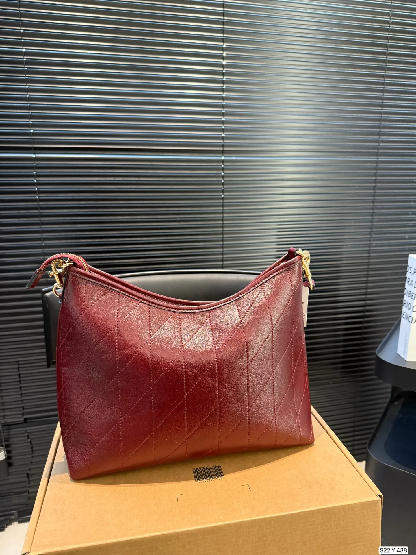 P160 配飞机盒 蔻驰托特包,除了好看还是好看,托特包造型简单又好用关键是超好看,轻便,缤纷又结实。分分钟成为街上最具回头率的时尚单品!尺寸:30 21货号Y438