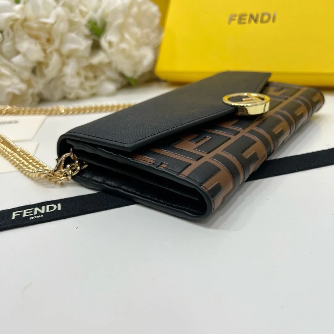 P105🎀Fendi 2604🎀颜色 黑棕色🎀尺寸 19*10.5*3.5 🎀Fendi 专柜同步,可肩背专柜品质顶级进口牛皮 海外订制钥匙扣五金 做工油边精湛