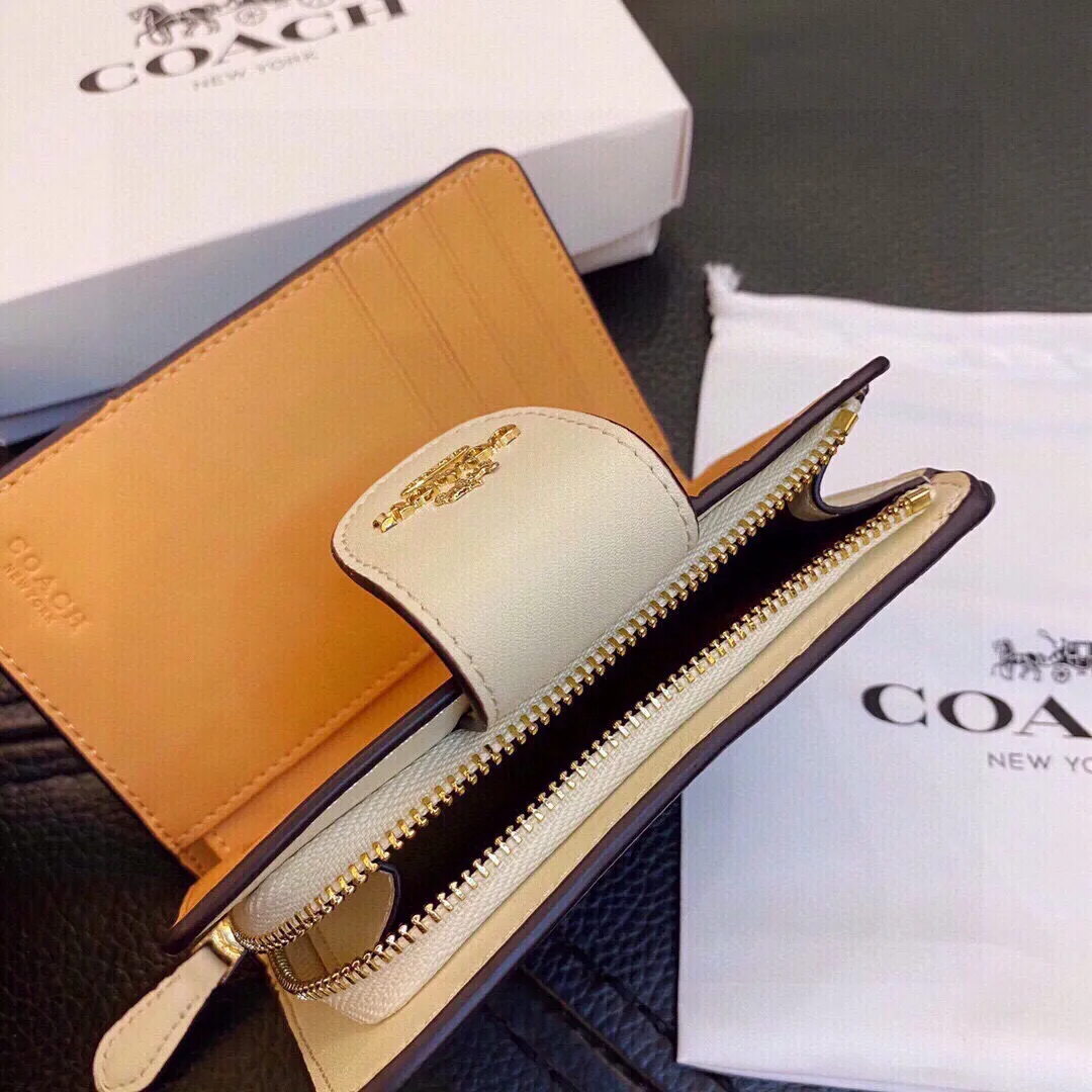 P110🎀🎀颜色 配色🎀尺寸 14x9🎀✨代购级别，越南制造，coach短款钱包此款钱包小巧精致可爱💓非常实用，内部多层卡位槽，可以平铺人民币 现货发售