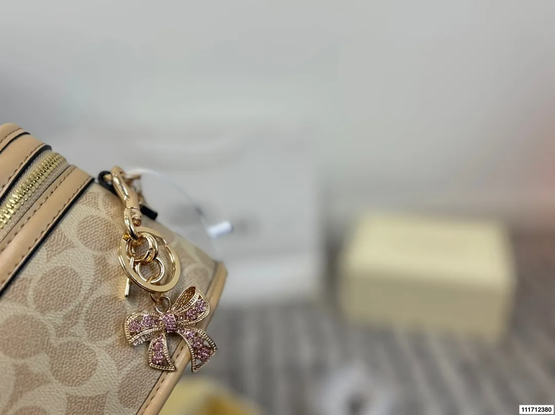 p150配折叠盒 尺寸22.13 Coach盒子包💕小可爱 新款圆饼斜挎包 一开始看到这个包 觉得一般般 不亮眼。结果背上身 惊了!超可爱!竟然是少女风格的! 这个包真的很赞啊 1️⃣容量:小身板大容量啊,装手机+钱包+气垫+口红+纸巾,就足够了,完全没问题! 2⃣️材质:是蔻驰家经典的花纹,很耐用的皮质。(肩带能调节 非常实用) 3⃣️风格:可爱 可爱真的可爱! 完全没有coach其他款式老气的感觉! 还真的蛮减龄的。 关键!棕色花纹很百搭,搭配裙子 裤子都很好看!风衣 毛衣 针织衫也能搭配! 强烈建议入!