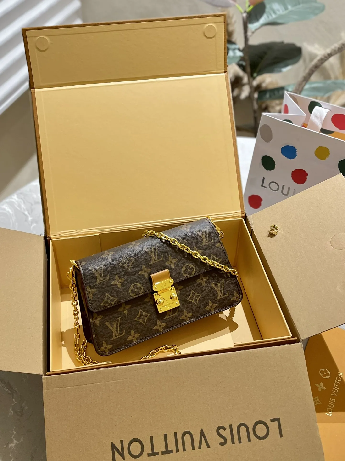 🐆p135 折叠礼盒 Lv Wallet On Chain Metis 梅蒂斯钱包链上是由颗粒蒙太尼皮革， 这是压花路易威登的签名单图图案。这个时尚的包有， 个梯形的形状和一 - 个前辦是固定S锁扣，参照众议院的 历史干线。它的特点是一个可移动的链交叉体磨损。 22x15x5.5cm