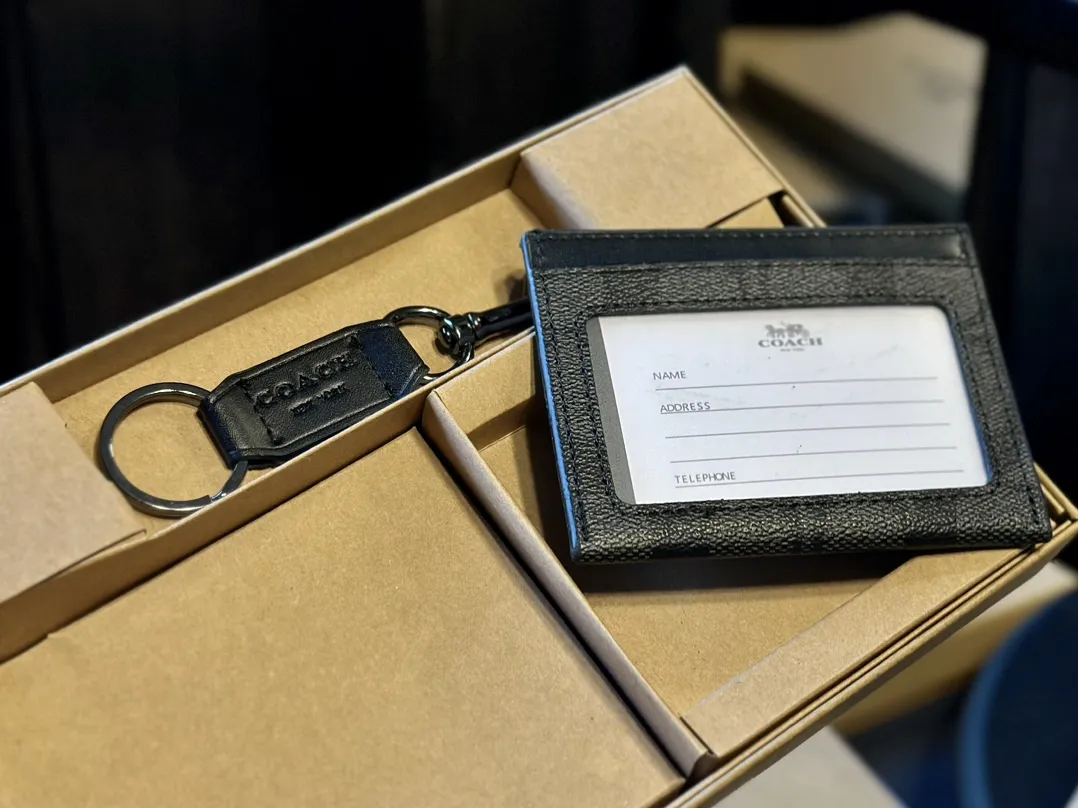 福利🐆p70 礼盒包装 Coach 高级男士钱包超级礼盒 钱夹+卡包+钥匙扣 男士钱包我一直喜欢的就是 Coach,因为它的辨识度高而且做工值得信任。而且设计简约,真皮抗磨耐用,送朋友、男友 首选