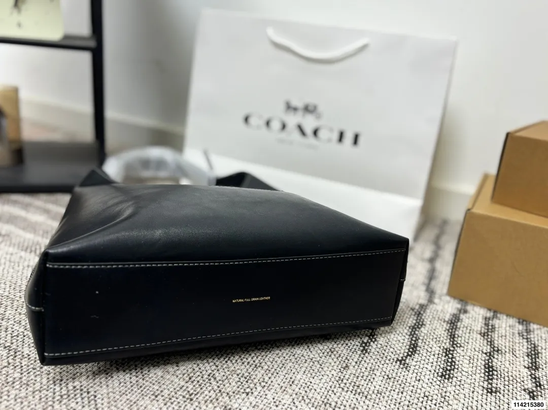 p150 礼盒包装 尺寸34.25/28.21/23.14 蔻驰 Coach 来活啦10月新款 Brooklyn28 Coach新品10月新品，复古潮流风再度来袭 1.肩带可调节长度，足够的腋下肩带，轻松打造腋下包型。 2.轻盈的黄铜配件点缀，尽显低调优雅。 真皮包边，高品质高手艺。 包型轻巧，容量超级可。 通勤，日常都可。简约线条，复古风潮。姐妹们快来get起来吧